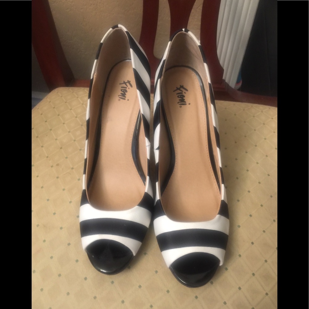 Beautiful heels! Black n white stripe